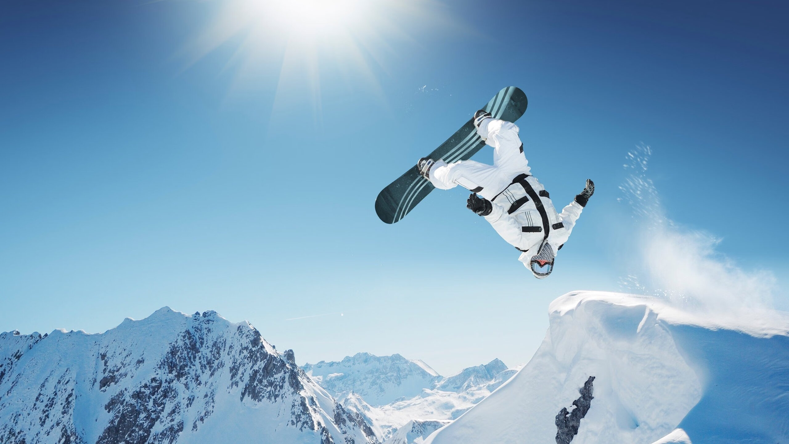 体育新闻中心通告暑期青少年体能培训课程信息，青少年体能训练营海报